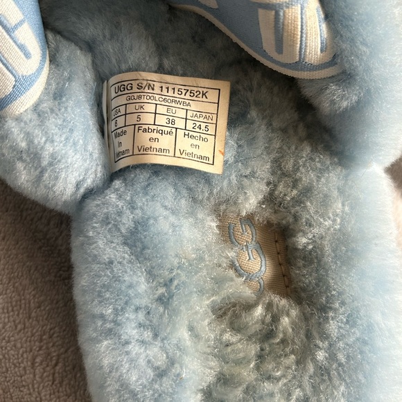 Ugg slippers/slides - Picture 4 of 4